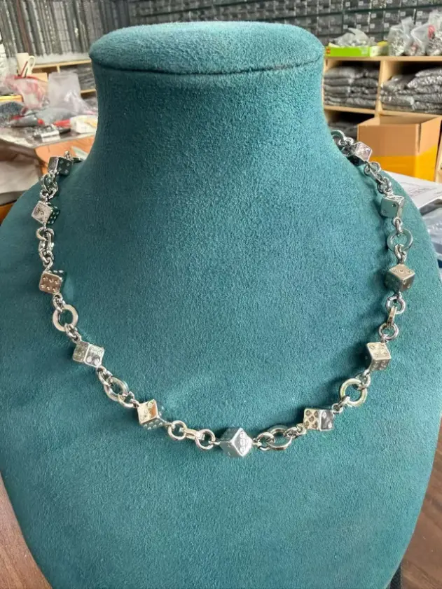 Cada diseño de joyería original comienza con una fundición de aleación de zinc