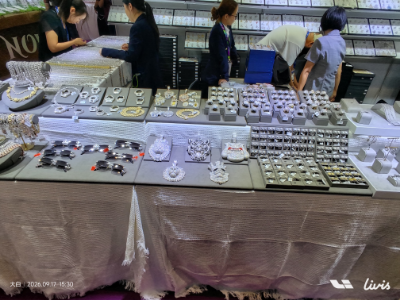 El equipo de diseño de joyas de Kunyu visita la feria de joyería de moda SEASONS en Hong Kong El equipo de diseño de joyas de Kunyu visita la feria de joyería de moda SEASONS en Hong Kong