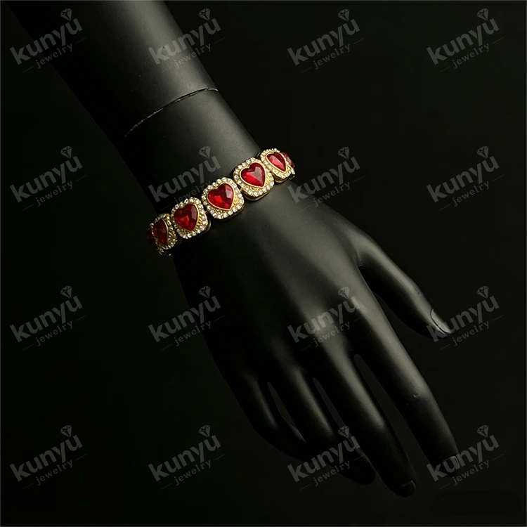 Pulsera con circonitas brillantes.