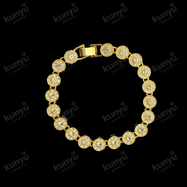Cadena minimalista y delicada en tono dorado