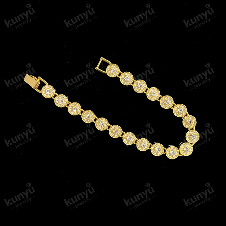 Cadena minimalista y delicada en tono dorado