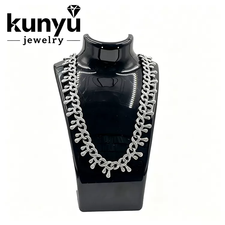 Collar cubano con apariencia de diamantes