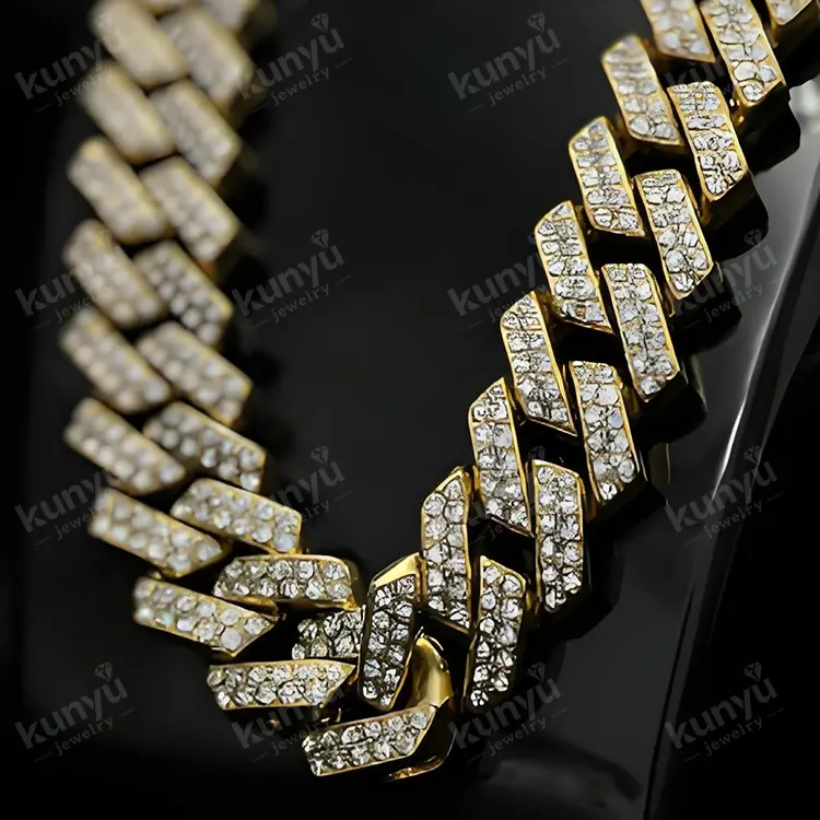 Cadena de eslabones cubanos con diamantes de imitación brillantes