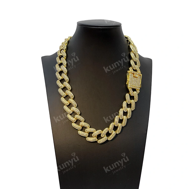 Cadena de oro de imitación de hip hop. Cadena de oro de imitación de hip hop.