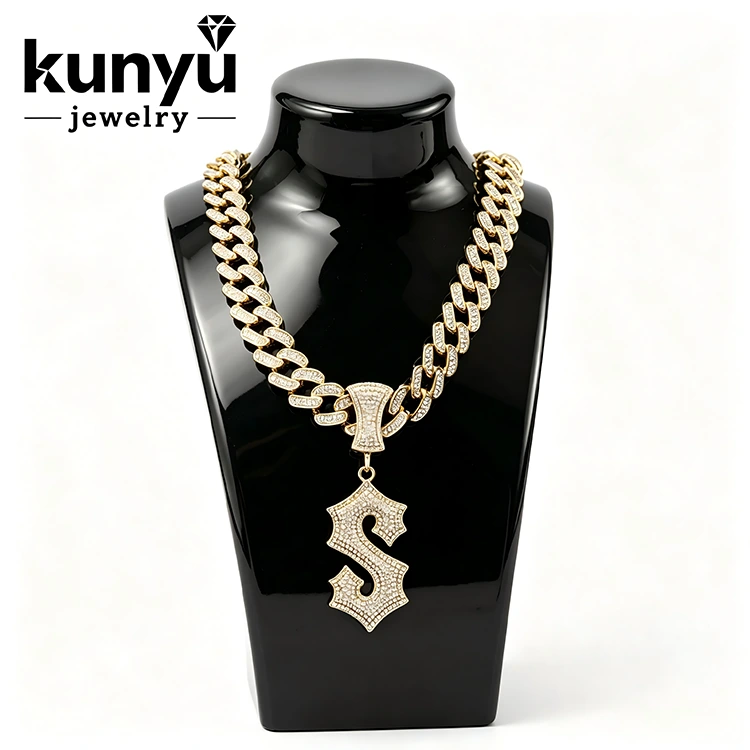 Collar con colgante de hip hop.